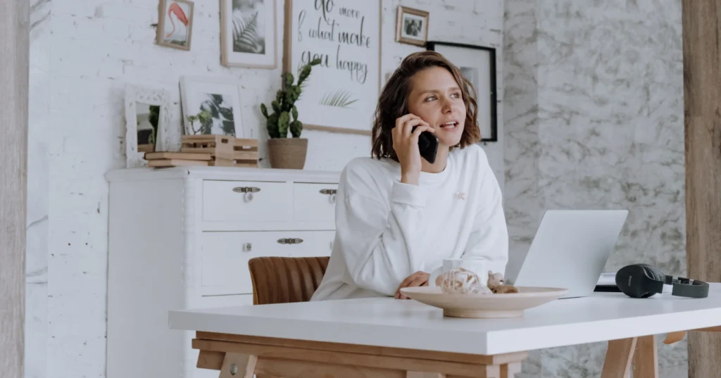 Frau bucht telefonisch Termin